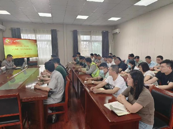 【理論宣講】鑫巖石料開展“統(tǒng)一思想，為實(shí)現(xiàn)工業(yè)倍增、項(xiàng)目突破增磚添瓦”宣講活動(dòng)