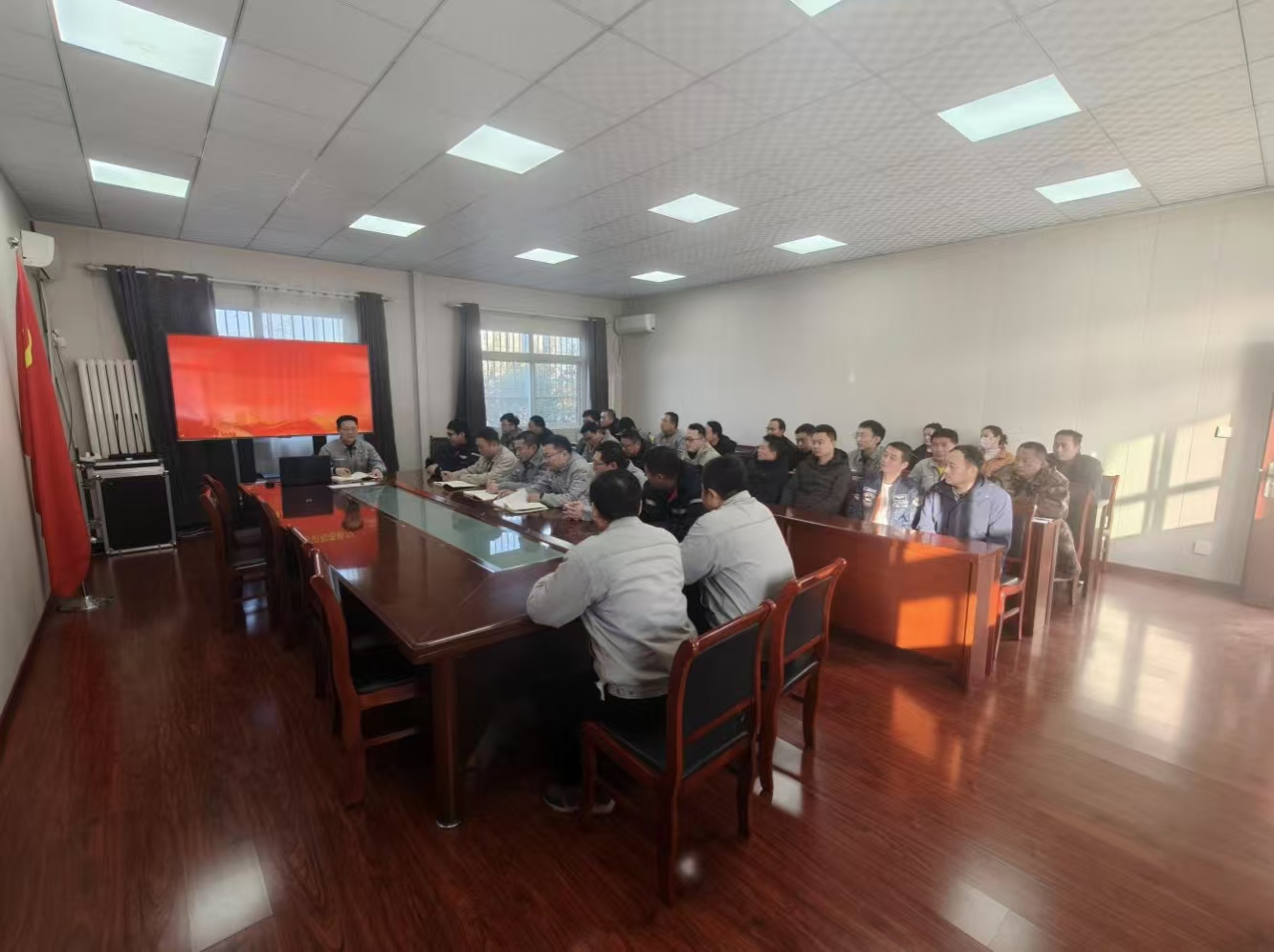 【理論宣講】鑫巖公司開展“做新時代合格黨員，為黨旗增光添彩”主題宣講活動