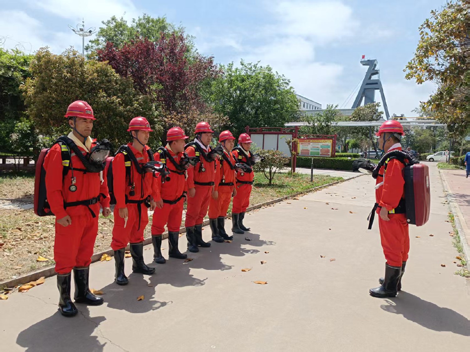 東大煤礦開展礦山救護(hù)隊(duì)標(biāo)準(zhǔn)化達(dá)標(biāo)集訓(xùn)