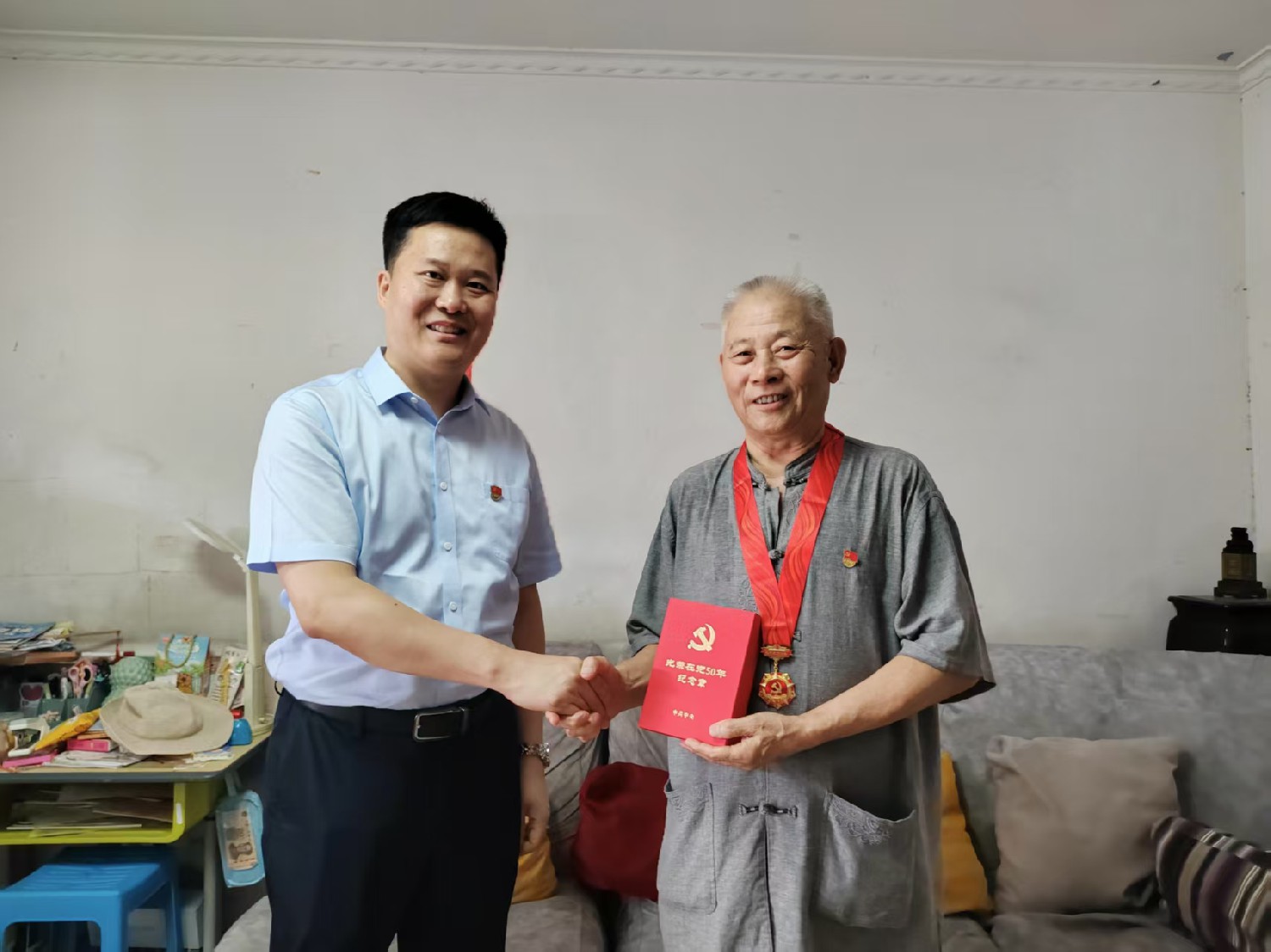 金達公司黨委為老黨員頒發(fā)“光榮在黨50年”紀念章