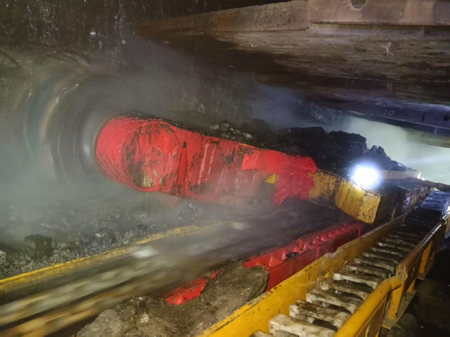 金達煤礦薄煤層綜采工作面實現(xiàn)試生產