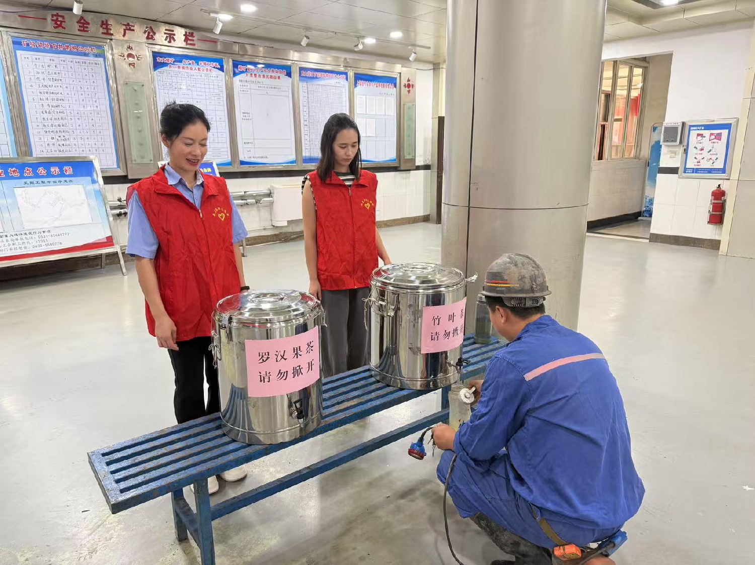 東大煤礦開展“火紅七月·夏送清涼”黨員志愿服務活動